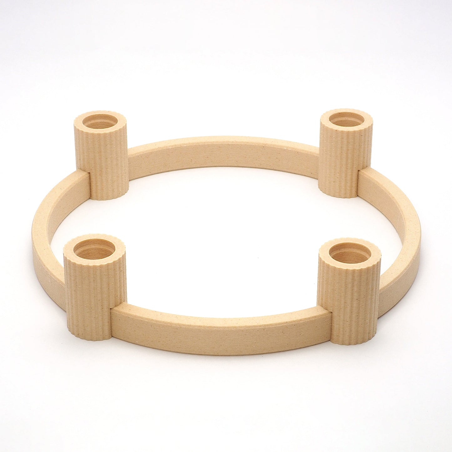 Adventskrans lysestage i birk – 3D printet krans med fire riflede lyseholdere i dansk design, set fra siden