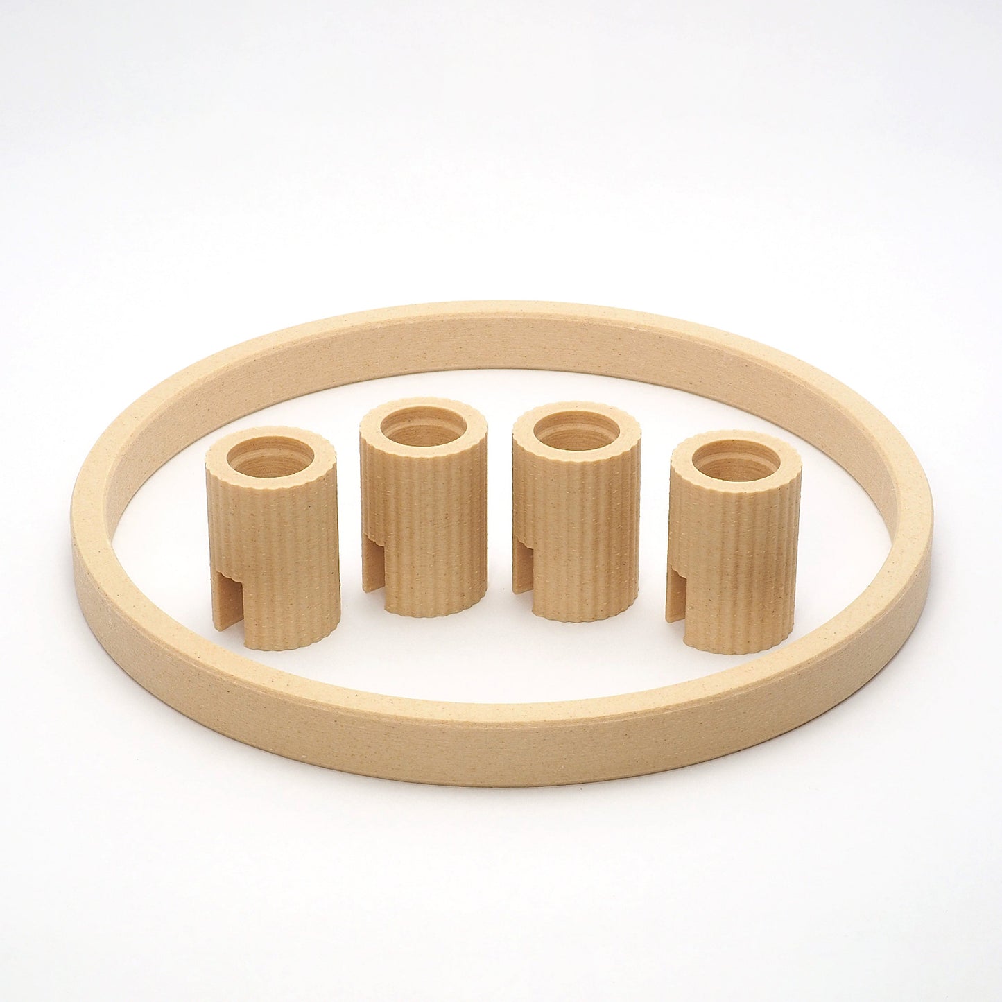 Adventskrans lysestage i birk – 3D printet krans med fire riflede lyseholdere, moderne og struktureret dansk design