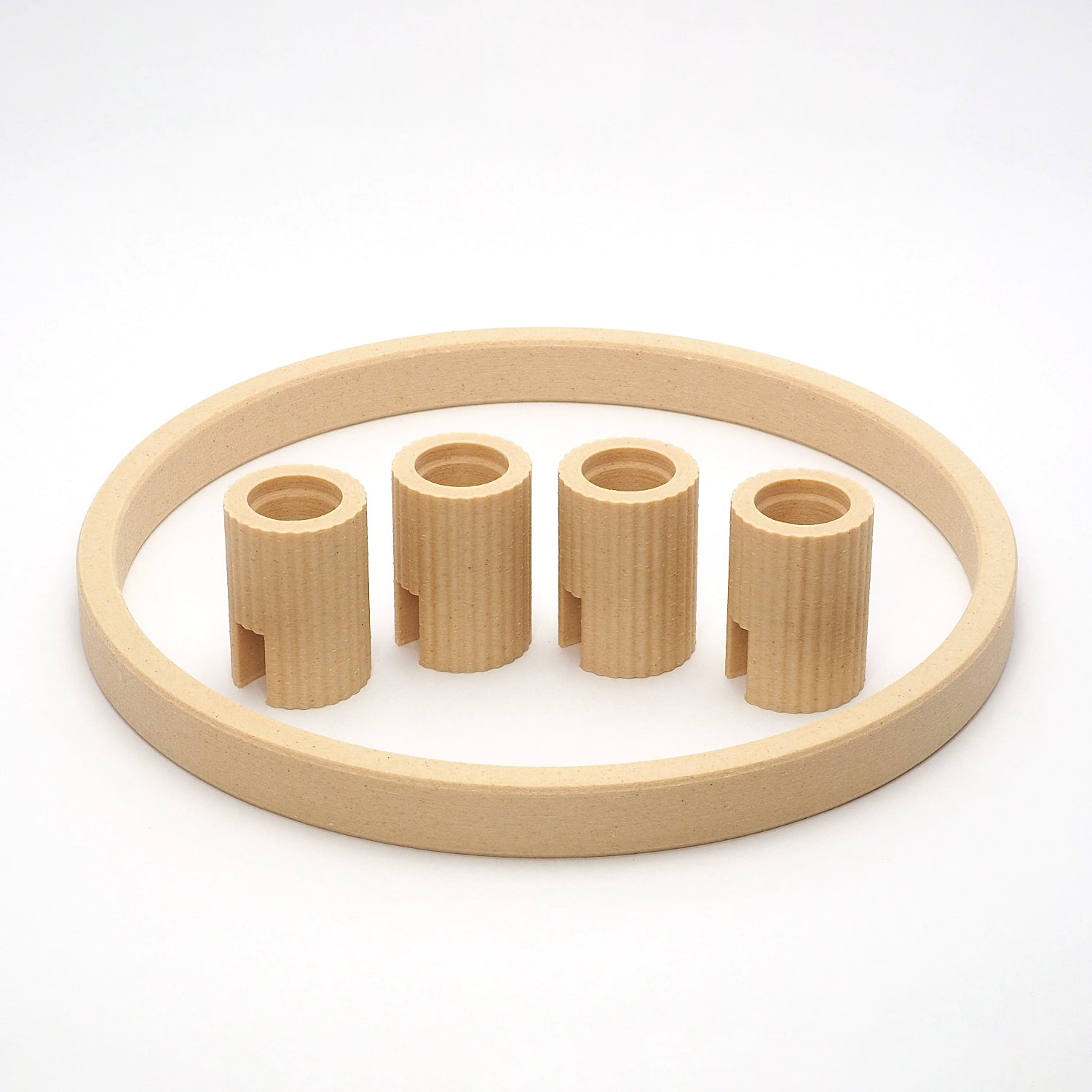 Adventskrans lysestage i birk – 3D printet krans med fire riflede lyseholdere, moderne og struktureret dansk design