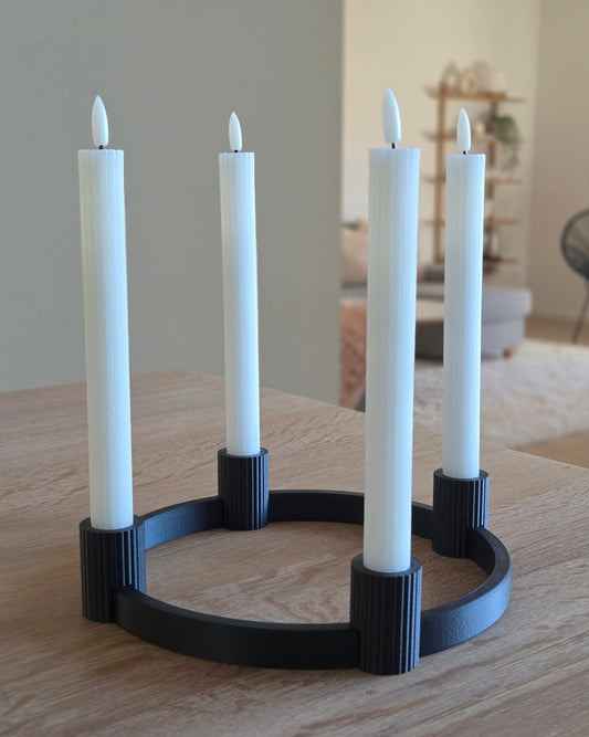 Sort adventskrans med riflede lyseholdere og hvide kronelys – moderne 3D printet design i minimalistisk stil
