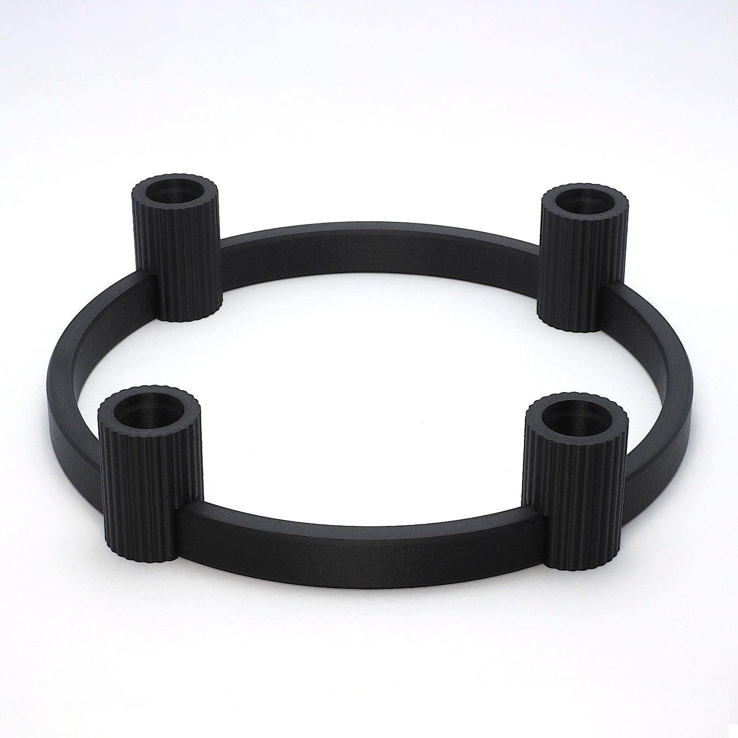 Adventskrans lysestage i sort – 3D printet krans med fire riflede lyseholdere i dansk design, set fra siden