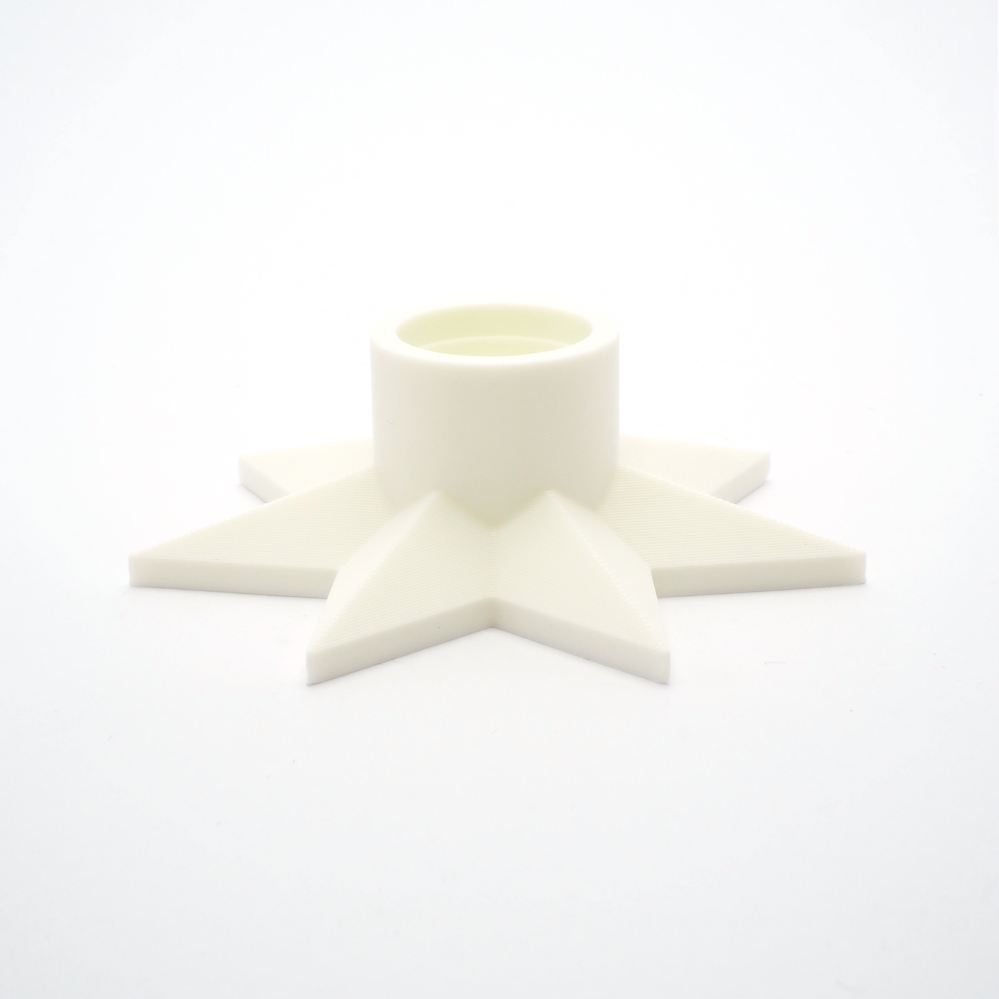 Hvid stjerne fyrfadsstage på bord – 3D printet dansk design til bæredygtig julepynt og hyggelige vinteraftener