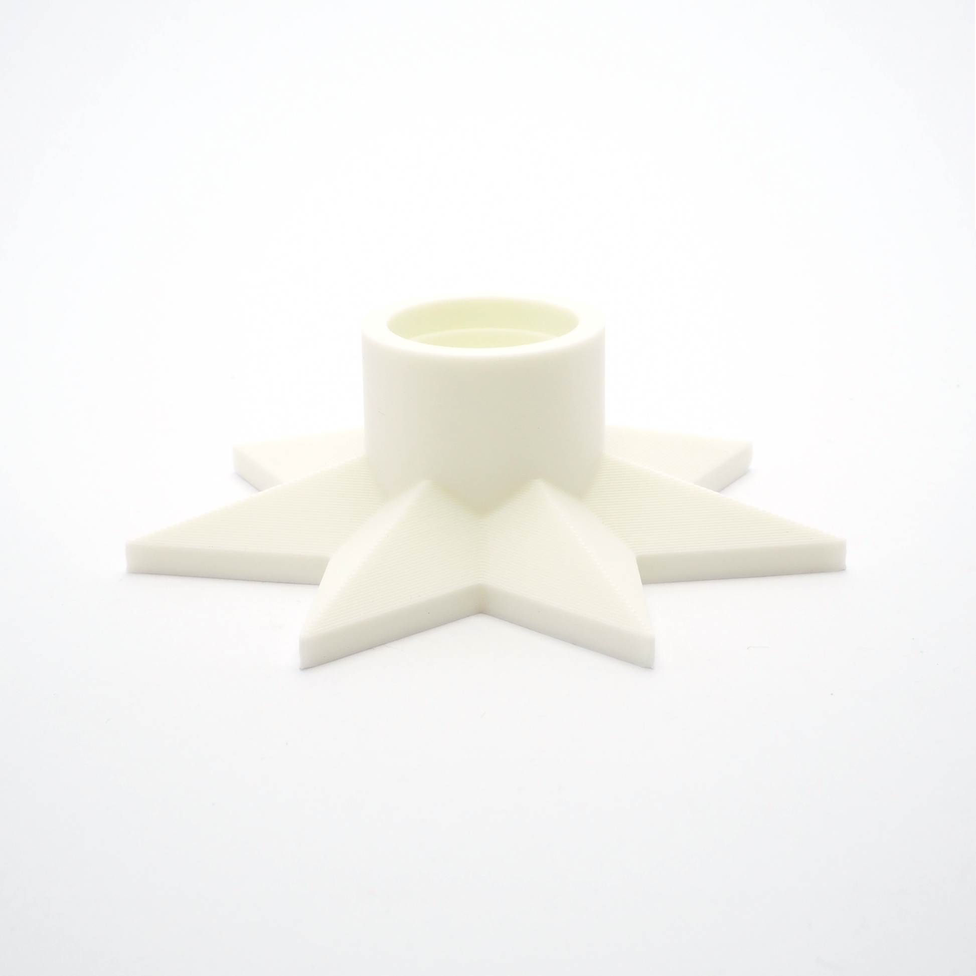 Hvid stjerne fyrfadsstage på bord – 3D printet dansk design til bæredygtig julepynt og hyggelige vinteraftener