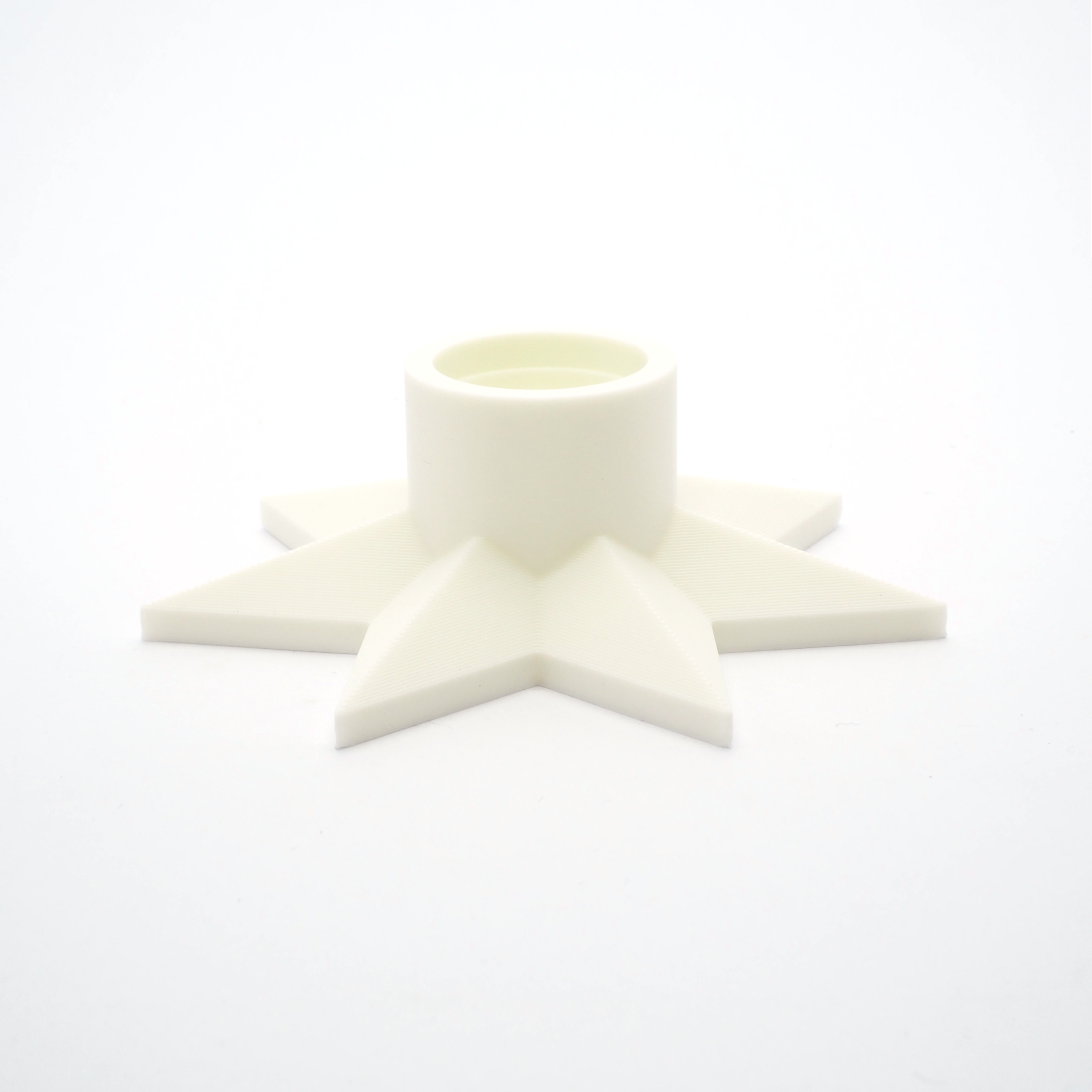 Hvid stjerne fyrfadsstage på bord – 3D printet dansk design til bæredygtig julepynt og hyggelige vinteraftener