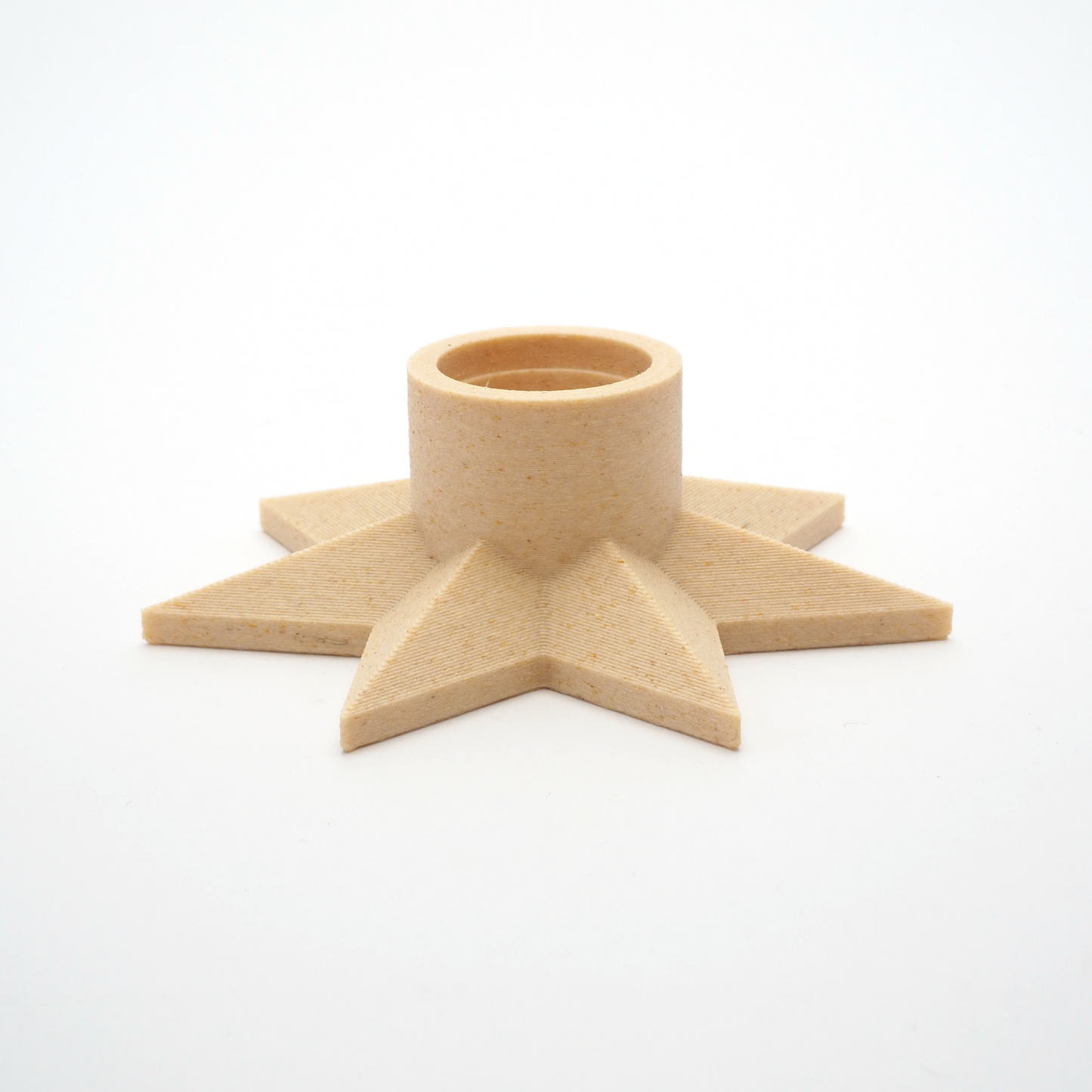 Stjerneformet fyrfadsstage i birkfarve – 3D print med varme toner og minimalistisk dansk juleæstetik
