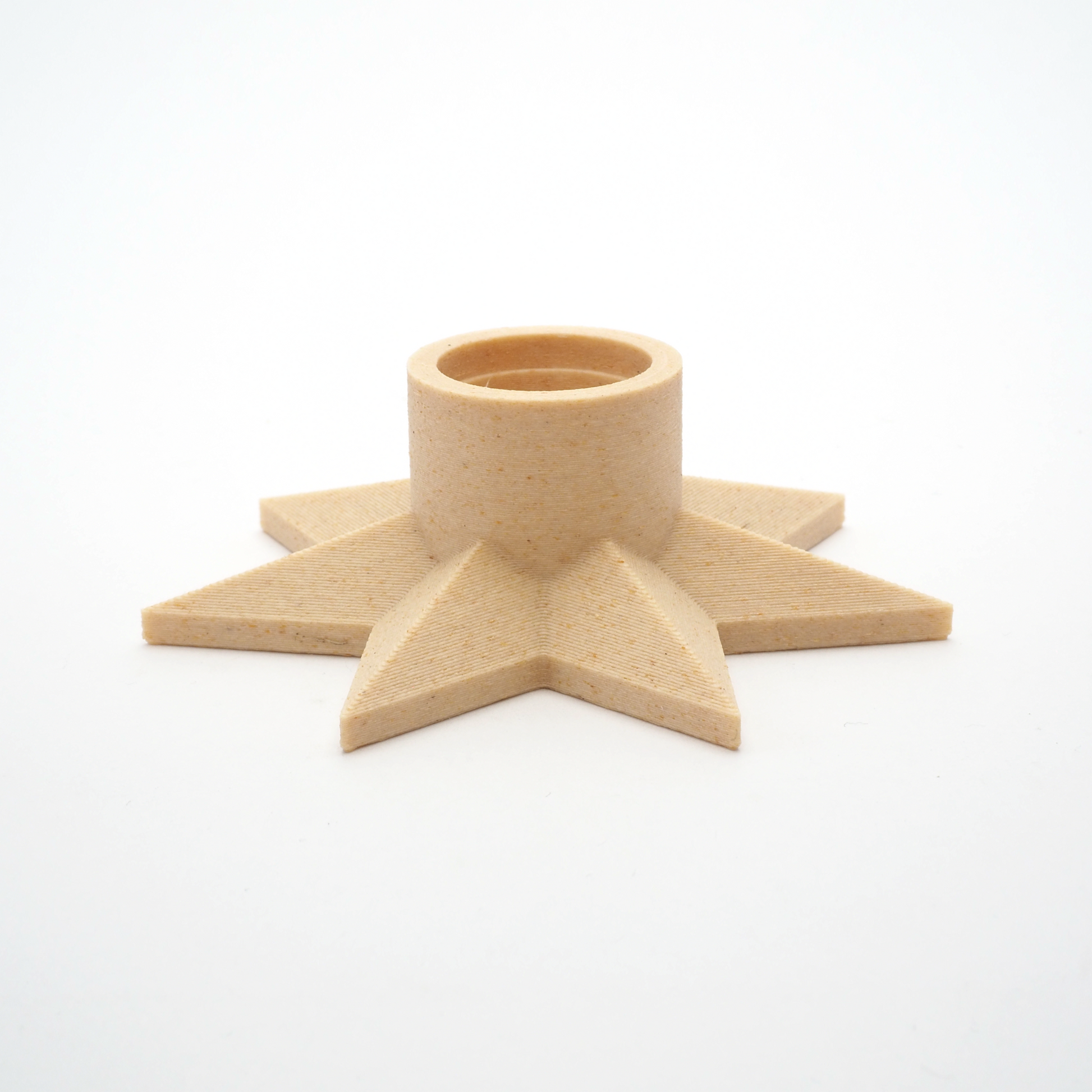 Stjerneformet fyrfadsstage i birkfarve – 3D print med varme toner og minimalistisk dansk juleæstetik