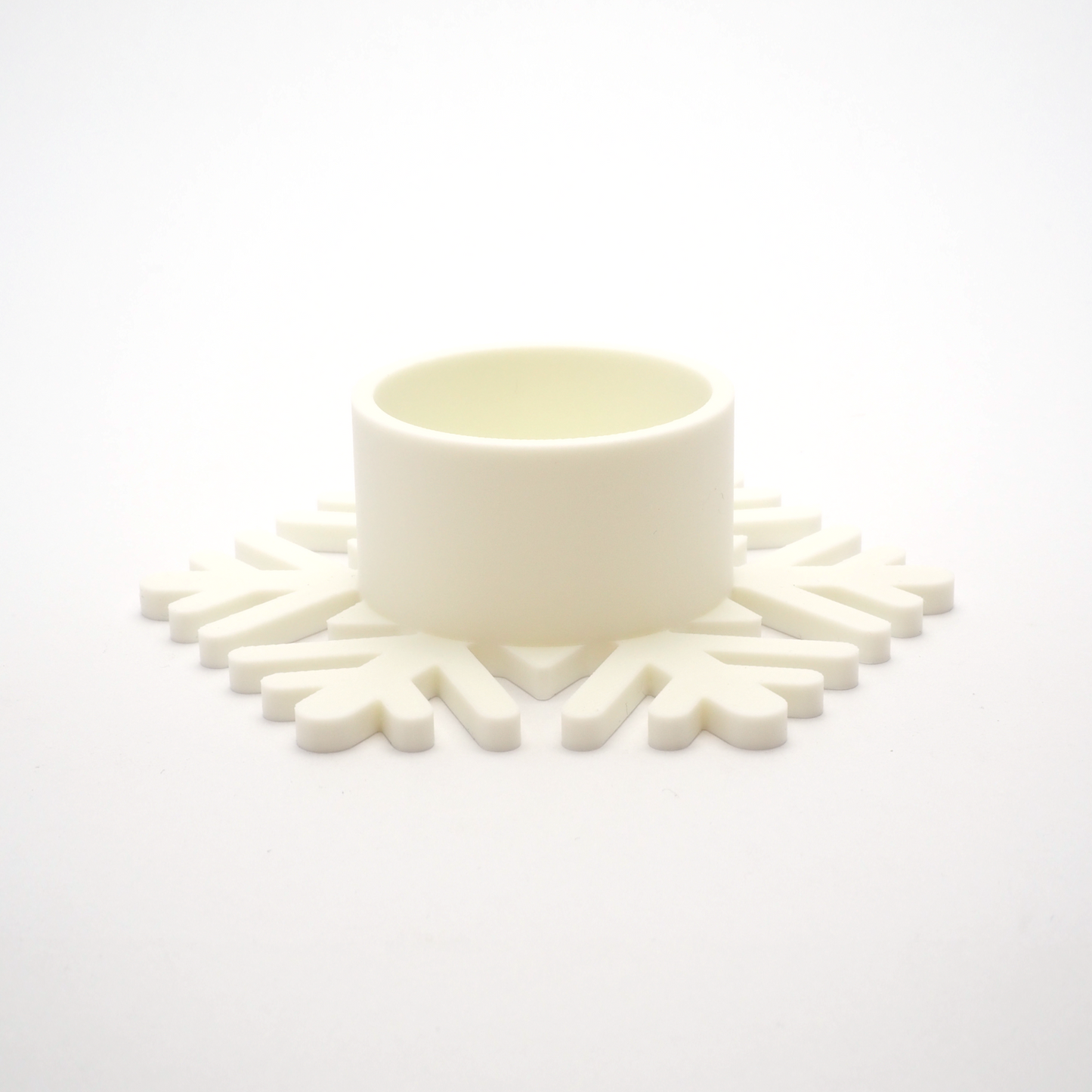 Detaljeret snefnug fyrfadsstage – 3D print i plantebaseret materiale, perfekt til vinterhygge og stille julestemning