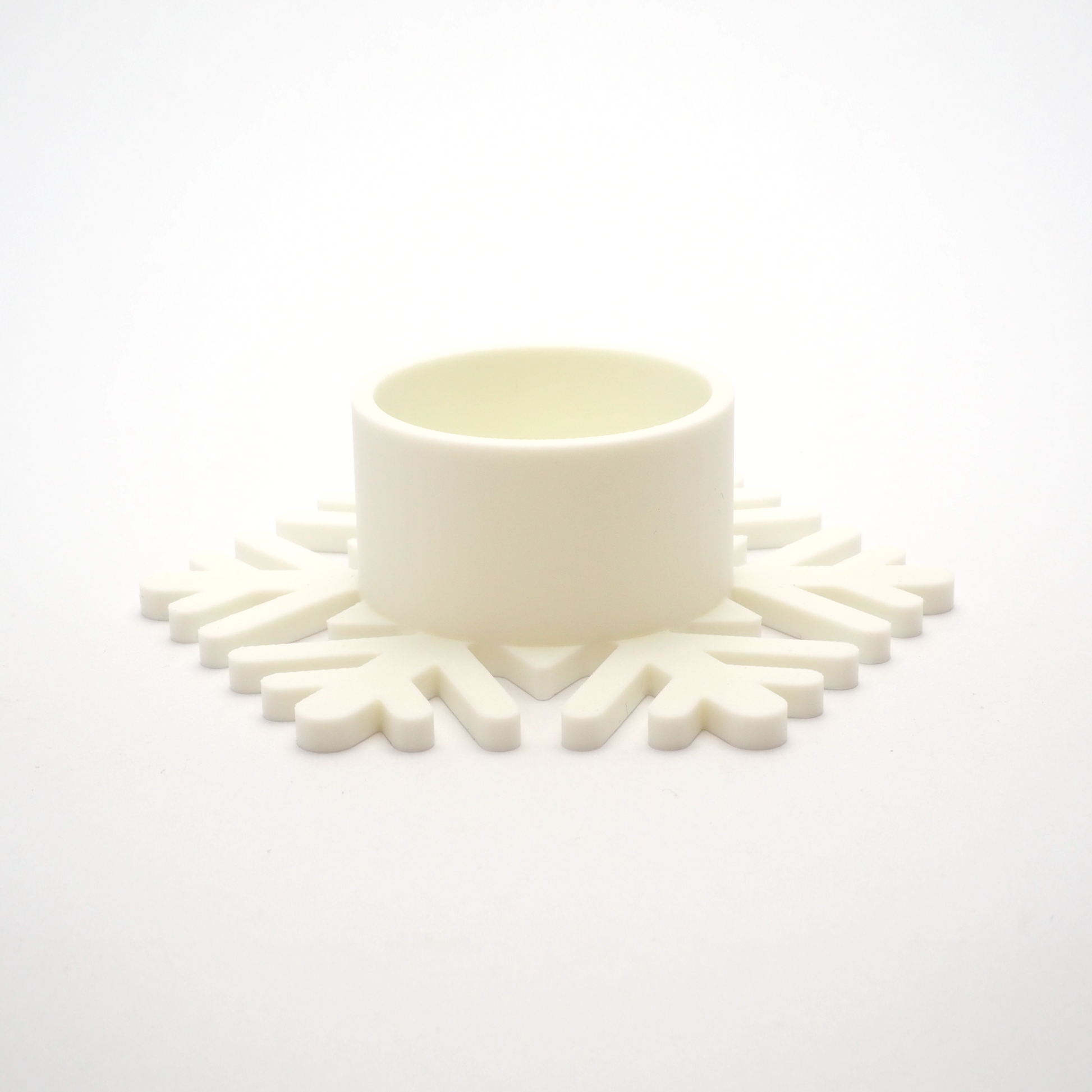 Detaljeret snefnug fyrfadsstage – 3D print i plantebaseret materiale, perfekt til vinterhygge og stille julestemning