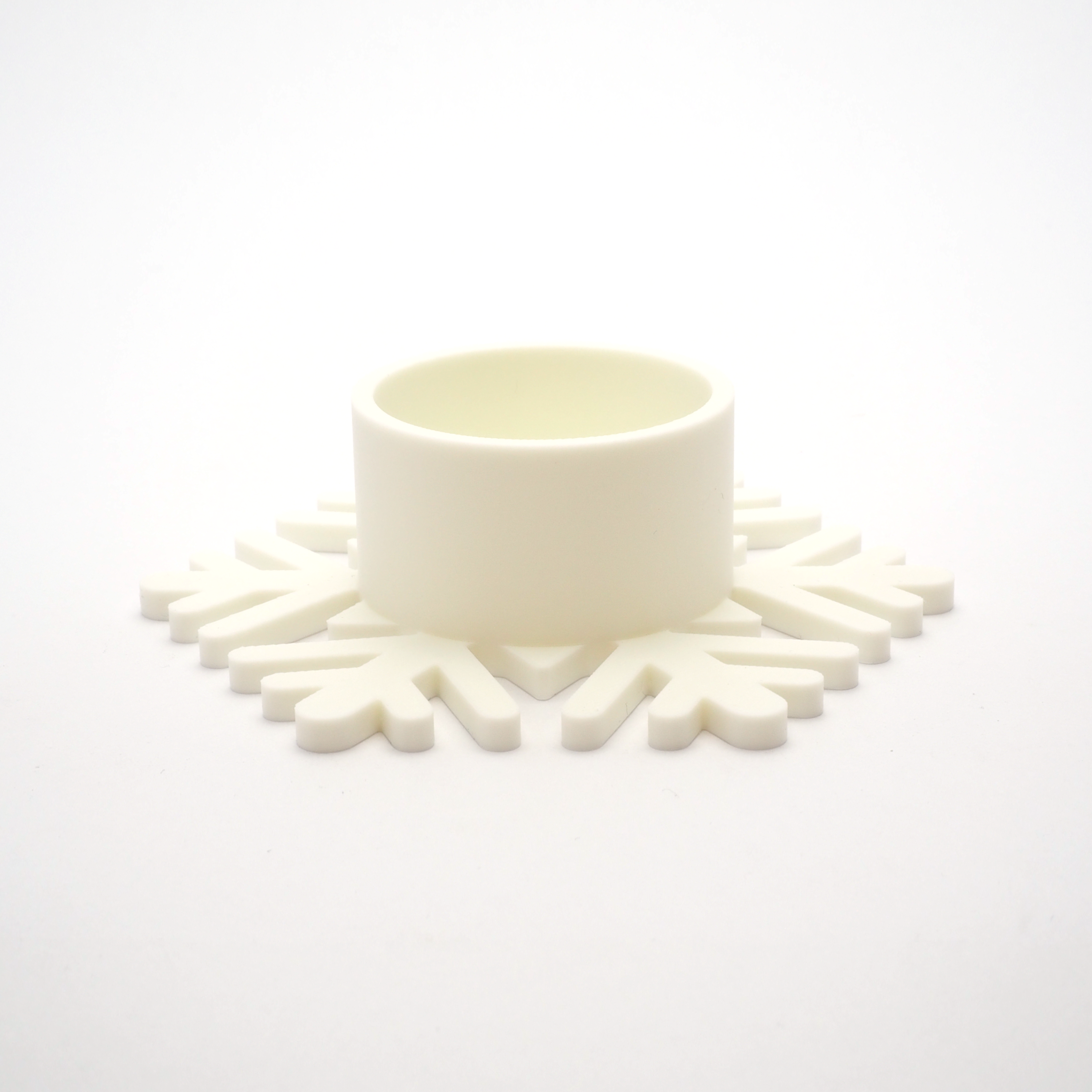 Detaljeret snefnug fyrfadsstage – 3D print i plantebaseret materiale, perfekt til vinterhygge og stille julestemning