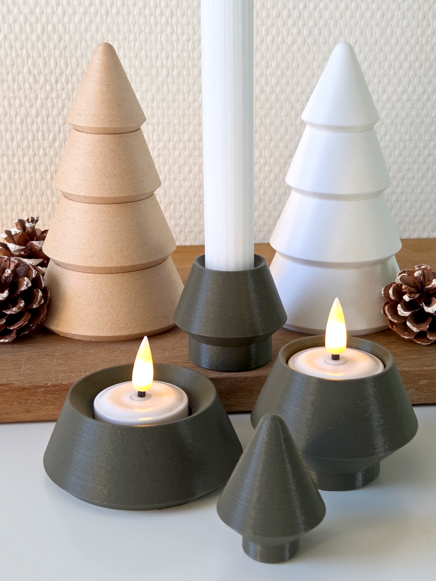 Juletræ fyrfadsstager i birk, hvid og grøn med LED lys på julebord