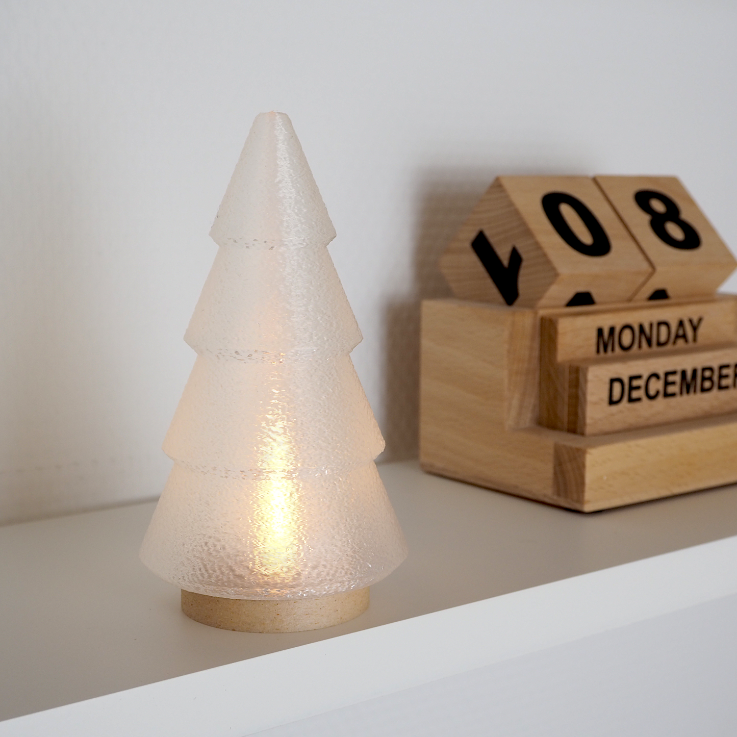 3D-printet juletræ fyrfadsstage i Birk – skaber hyggelig julestemning på en hylde