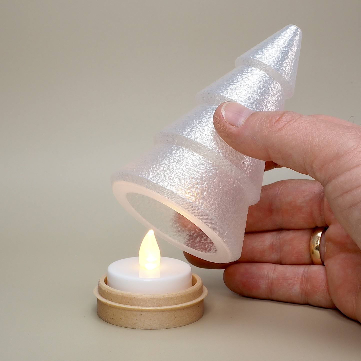 Aftageligt låg på 3D-printet juletræ fyrfadsstage i Birk – praktisk og dekorativt dansk design