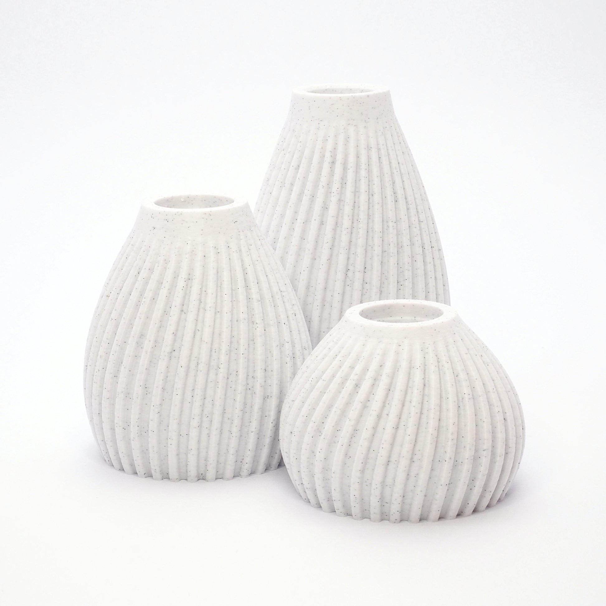 Set af 3 LED lysestager i Marmor – diskret stenlook og ribbet finish