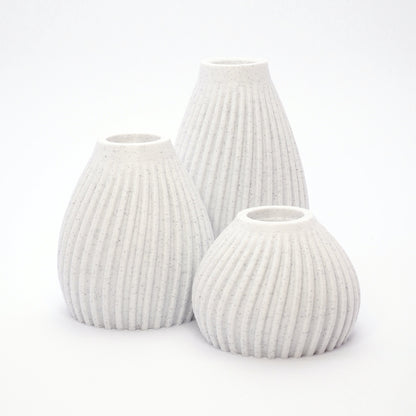 Set af 3 LED lysestager i Marmor – diskret stenlook og ribbet finish