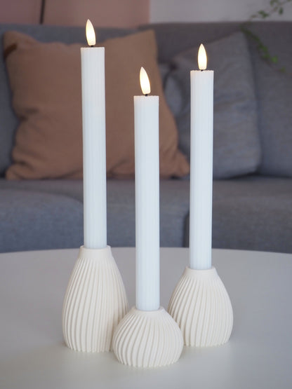 Hartli sæt Cream LED lysestager tændte – varm og rolig bordstemning