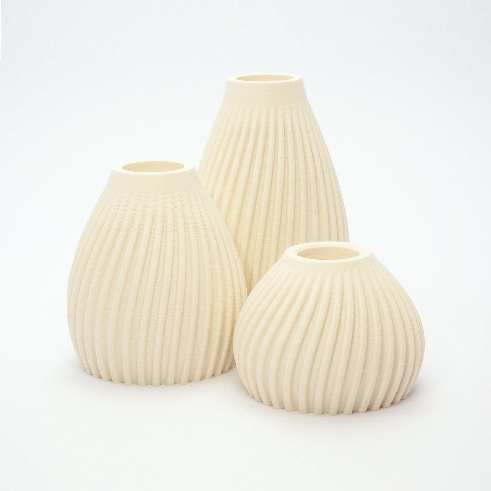 Sæt af 3 LED lysestager i Cream – ribbet finish og konisk form, bæredygtigt design