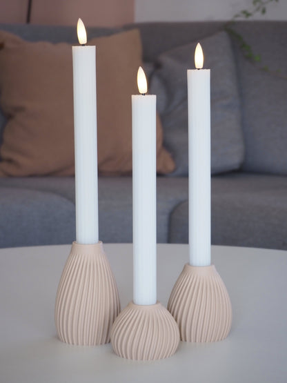 Beige LED lysestager med LED‑lys – hyggeligt og roligt udtryk på bordet