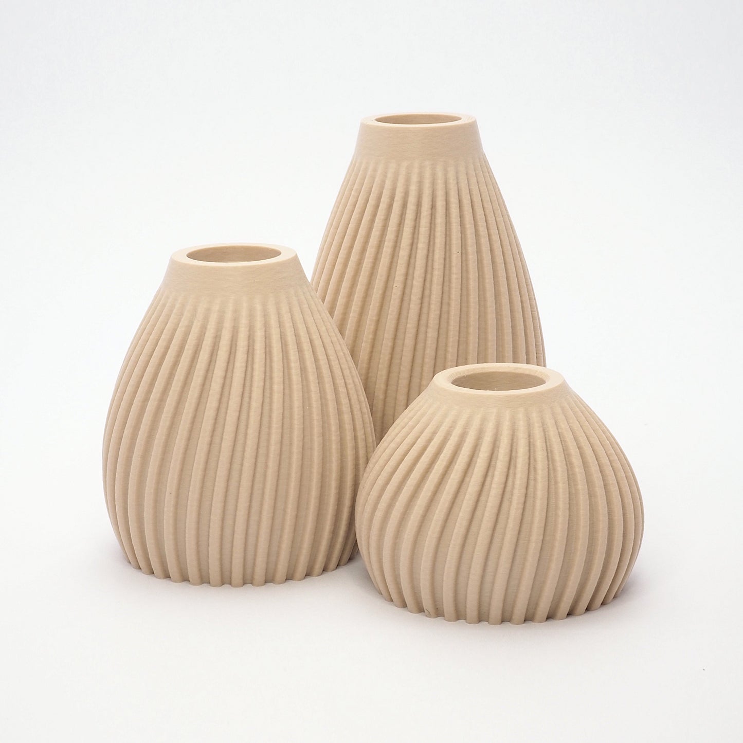 Set af 3 LED lysestager i Beige – neutral tone og ribbet overflade