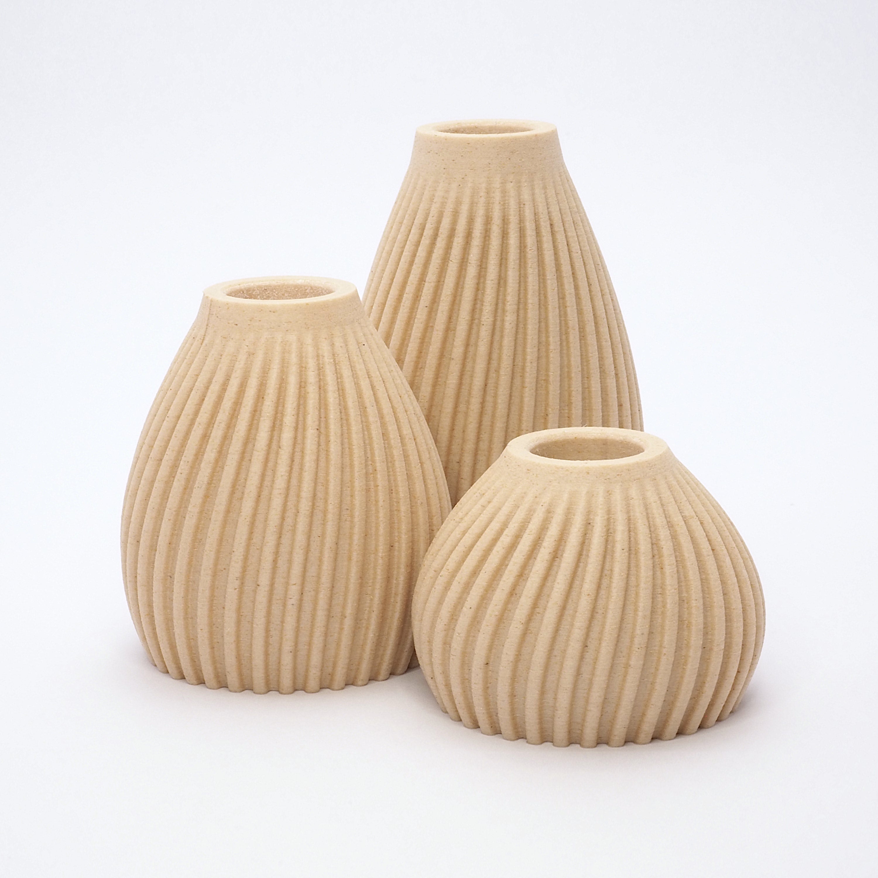 Set af 3 LED lysestager i Birk – naturfarvet nuance, ribbet design