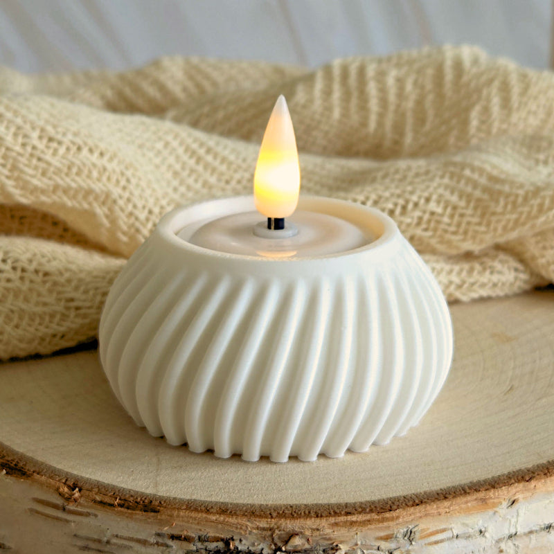 Hvid flute fyrfadsstage med tændt LED-lys – lyse, rolige toner i interiør