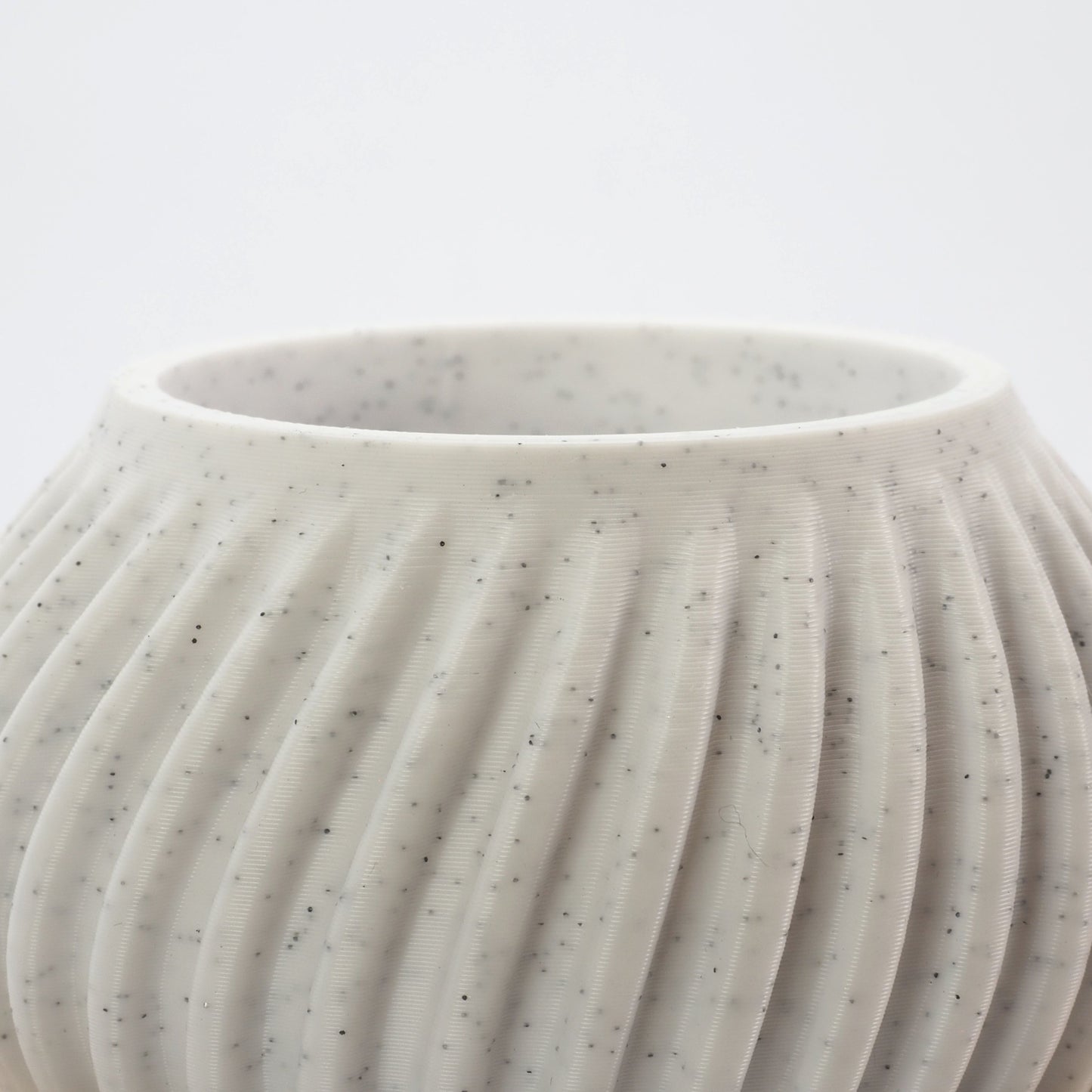 Nærbillede af marmorlook og struktur på Flute fyrfadsstage – konisk og riflet