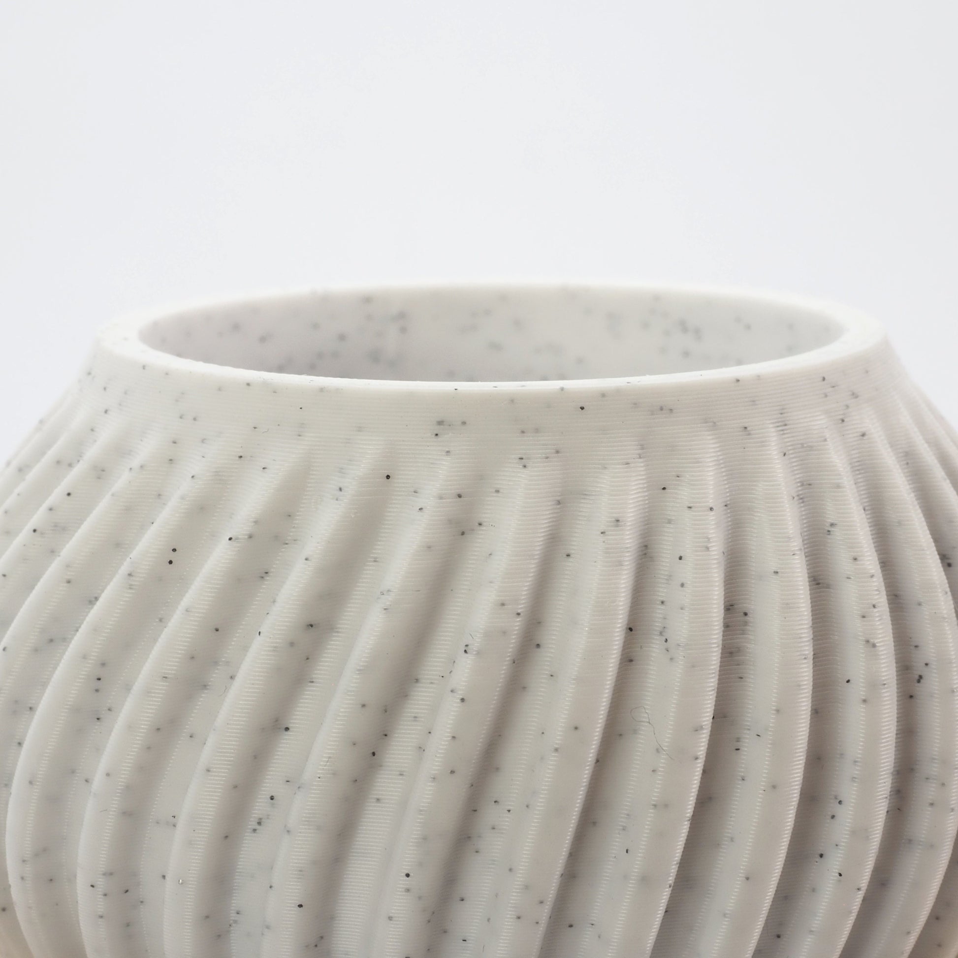 Nærbillede af marmorlook og struktur på Flute fyrfadsstage – konisk og riflet