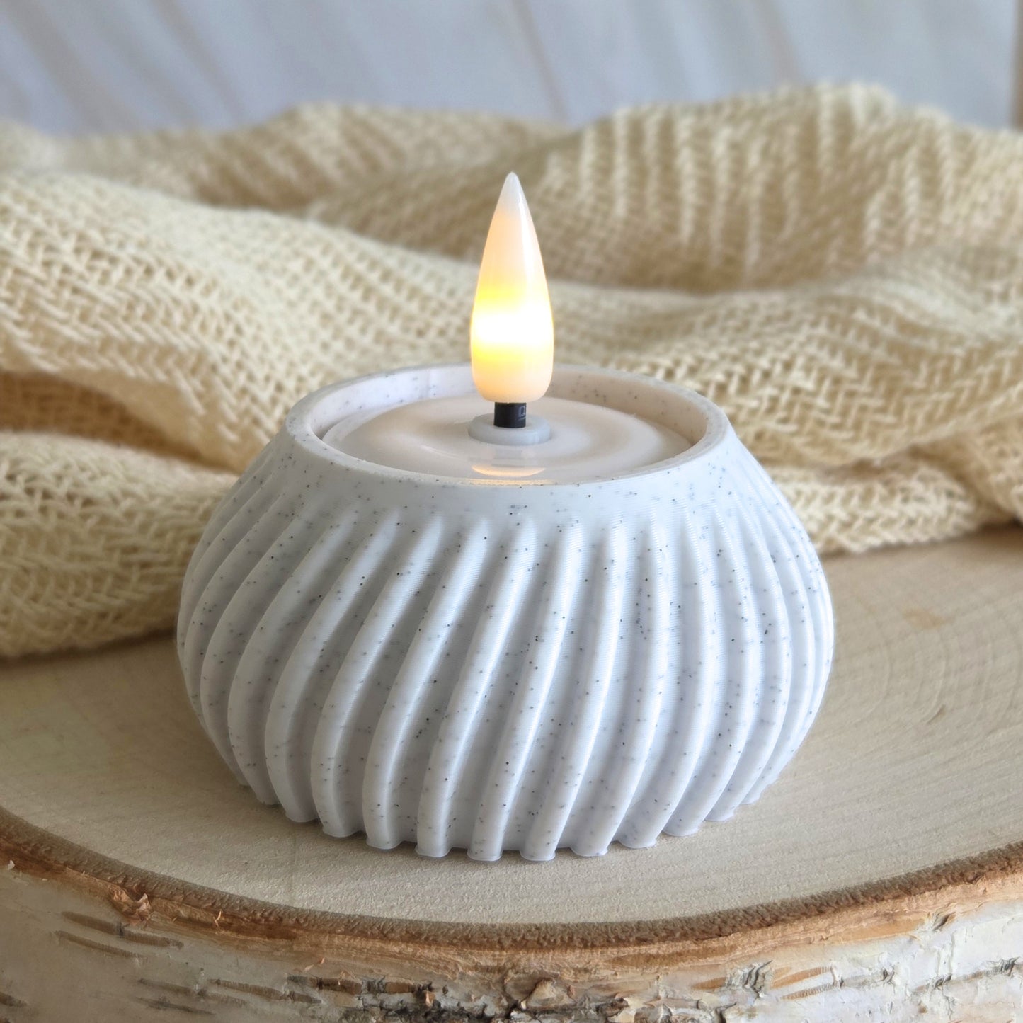 Marmor Flute stage med LED fyrfadslys – elegant og afbalanceret borddekoration