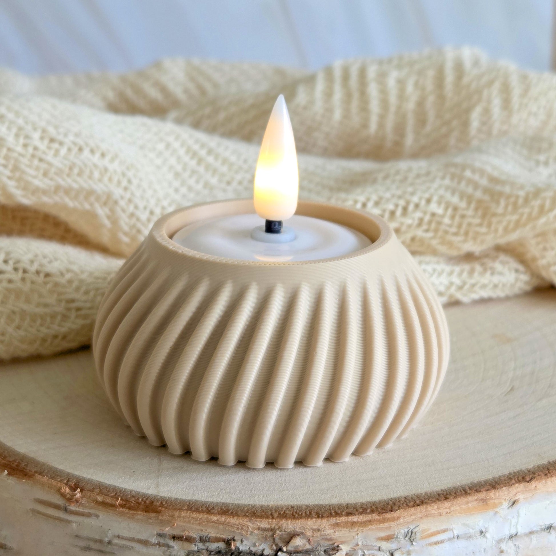 Beige Flute stage med LED fyrfadslys – skaber varme og ro i indretningen