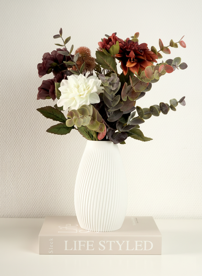 Hvid FLUTE Vase i 3D print med blomster – tidløst, rent design i dansk design