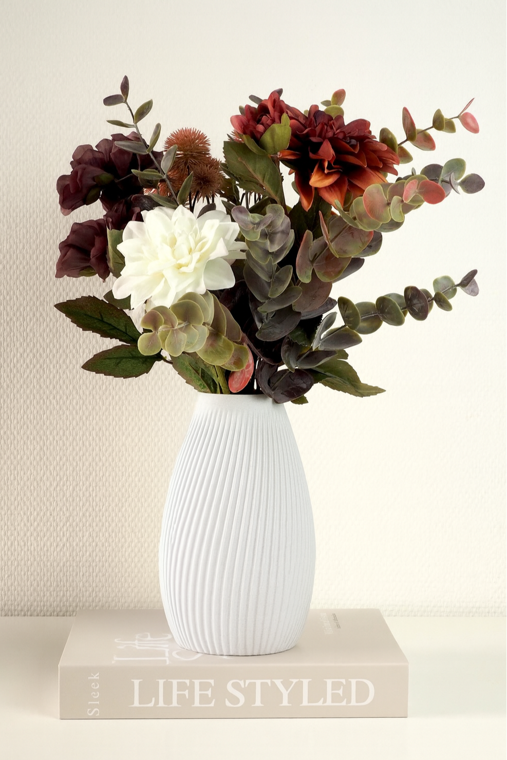 FLUTE Vase marmor – bæredygtig 3D print vase med blomster, stylet på bog i skandinavisk interiør