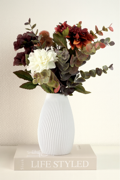 FLUTE Vase marmor – bæredygtig 3D print vase med blomster, stylet på bog i skandinavisk interiør