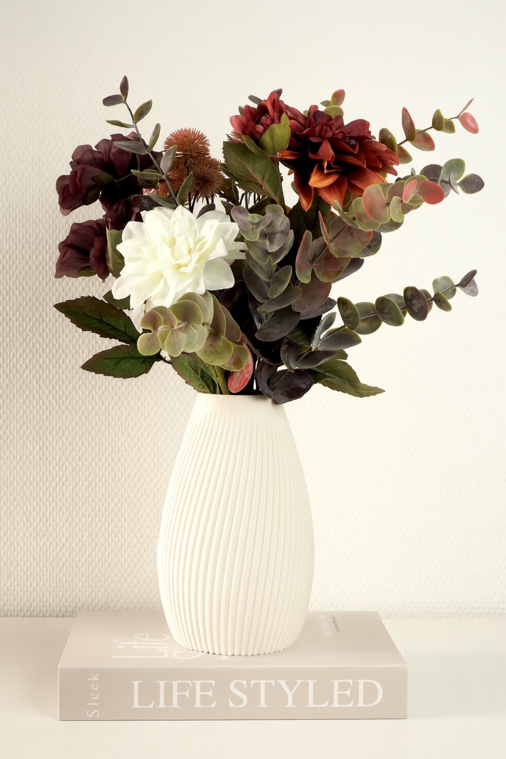 Cream FLUTE Vase i 3D print med blomster – roligt og elegant udtryk i lyst interiør