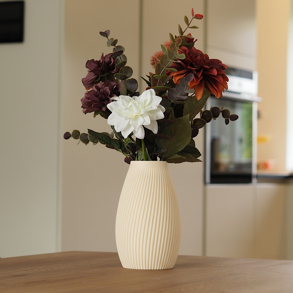 Cream FLUTE Vase i 3D print med blomster – roligt og elegant udtryk i lyst interiør