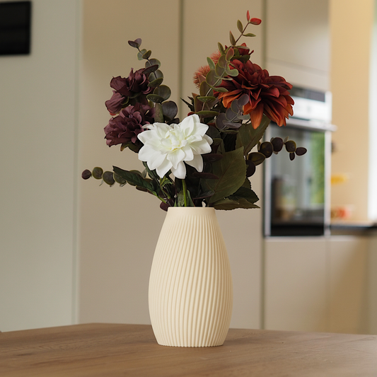 Cream FLUTE Vase i 3D print med blomster – roligt og elegant udtryk i lyst interiør