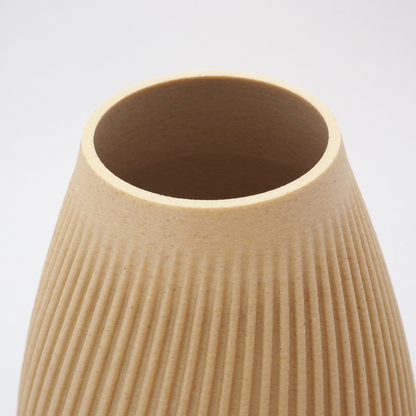 Detaljer af riflet bund og topkant på Birk FLUTE Vase