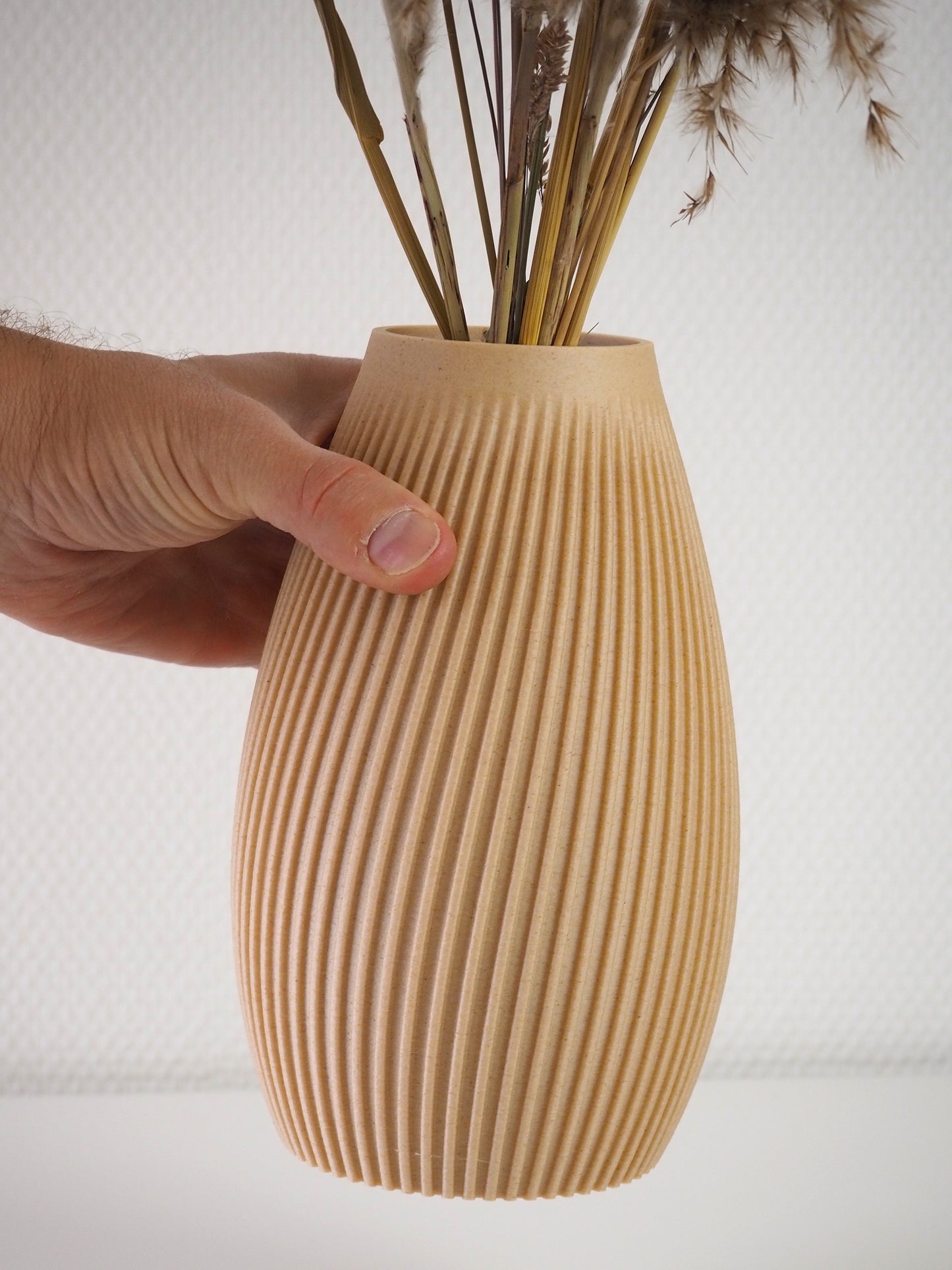 FLUTE Vase beige – bæredygtig 3D print vase med rillet design, holdt i hånd med tørrede blomster