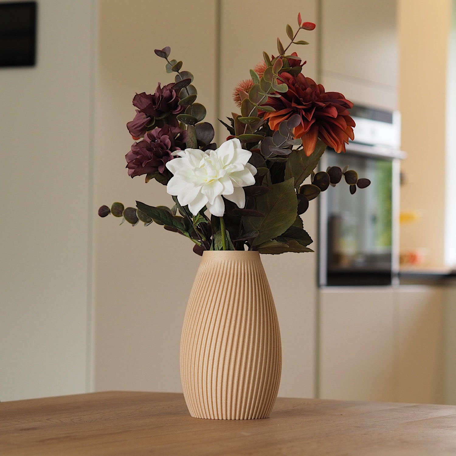 Birk FLUTE Vase i 3D print med blomster – varm og indbydende dansk hygge