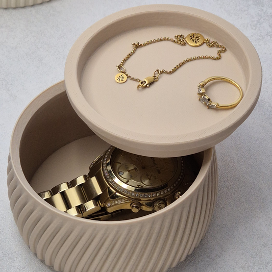 Beige opbevaringsboks med låg sat med smykker – rolig og harmonisk indretning