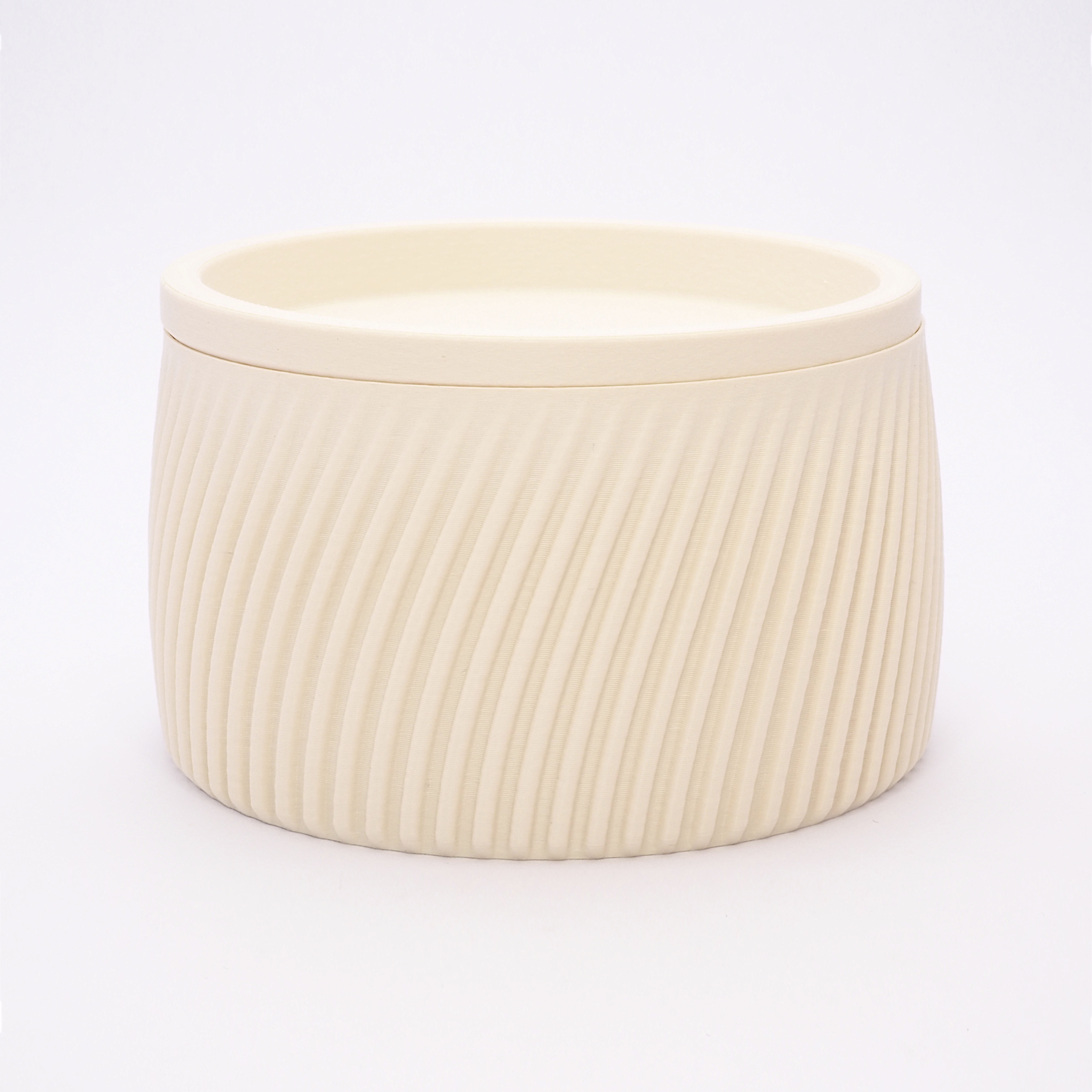 Flute opbevaringsboks i Cream 5/7 cm – låg, ribbet overflade og nordisk design