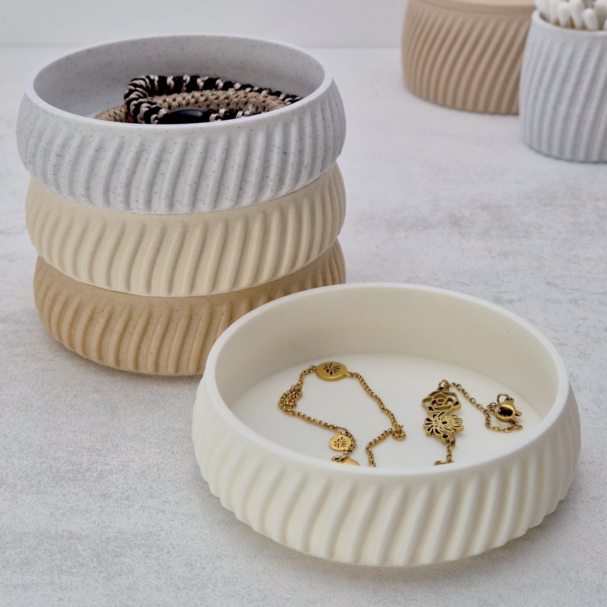 Smykkefad i Beige vist med guldsmykker – funktionel og elegant detalje i roligt interiør