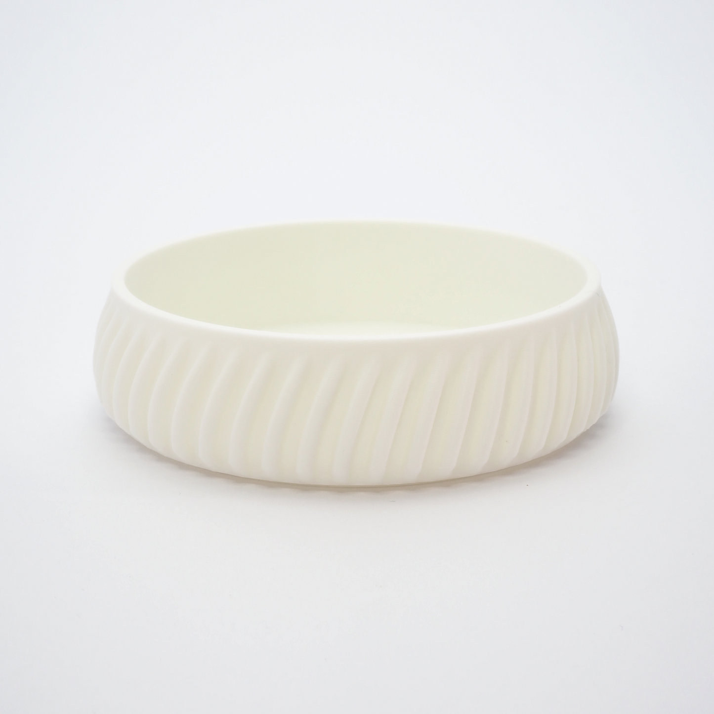 Flute smykkefad i Hvid 2,6 cm – mat overflade og enkel form