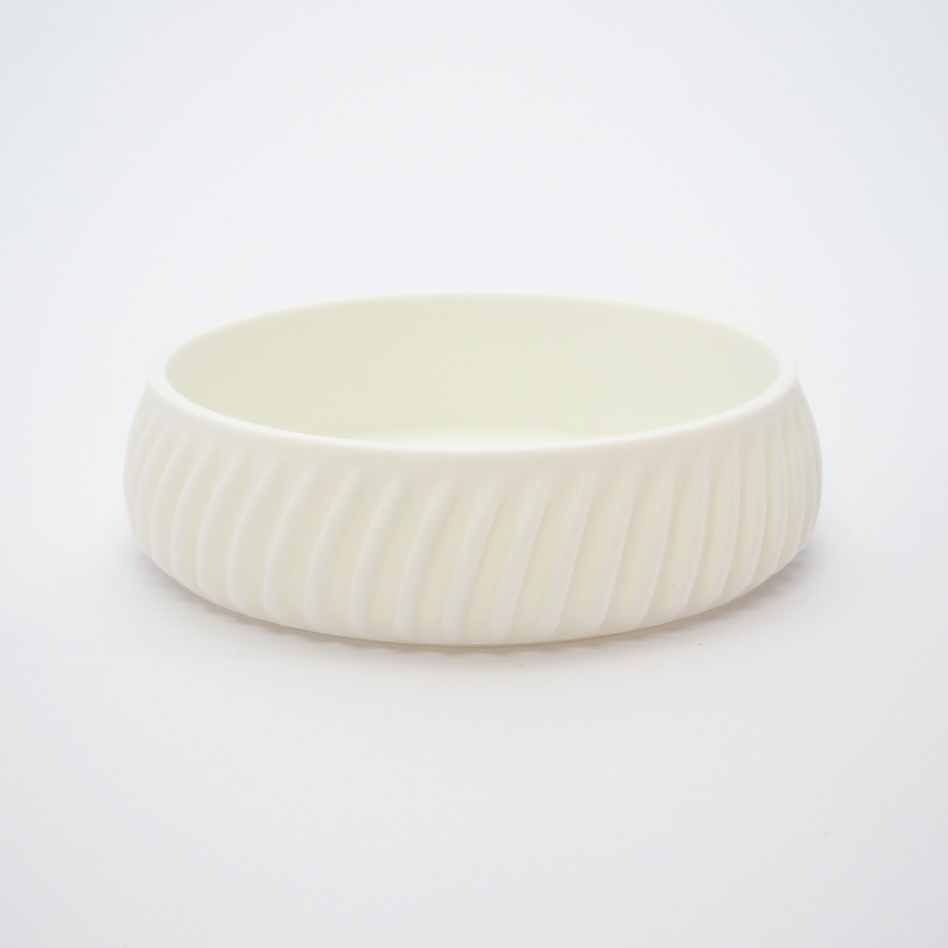 Flute smykkefad i Hvid 2,6 cm – mat overflade og enkel form