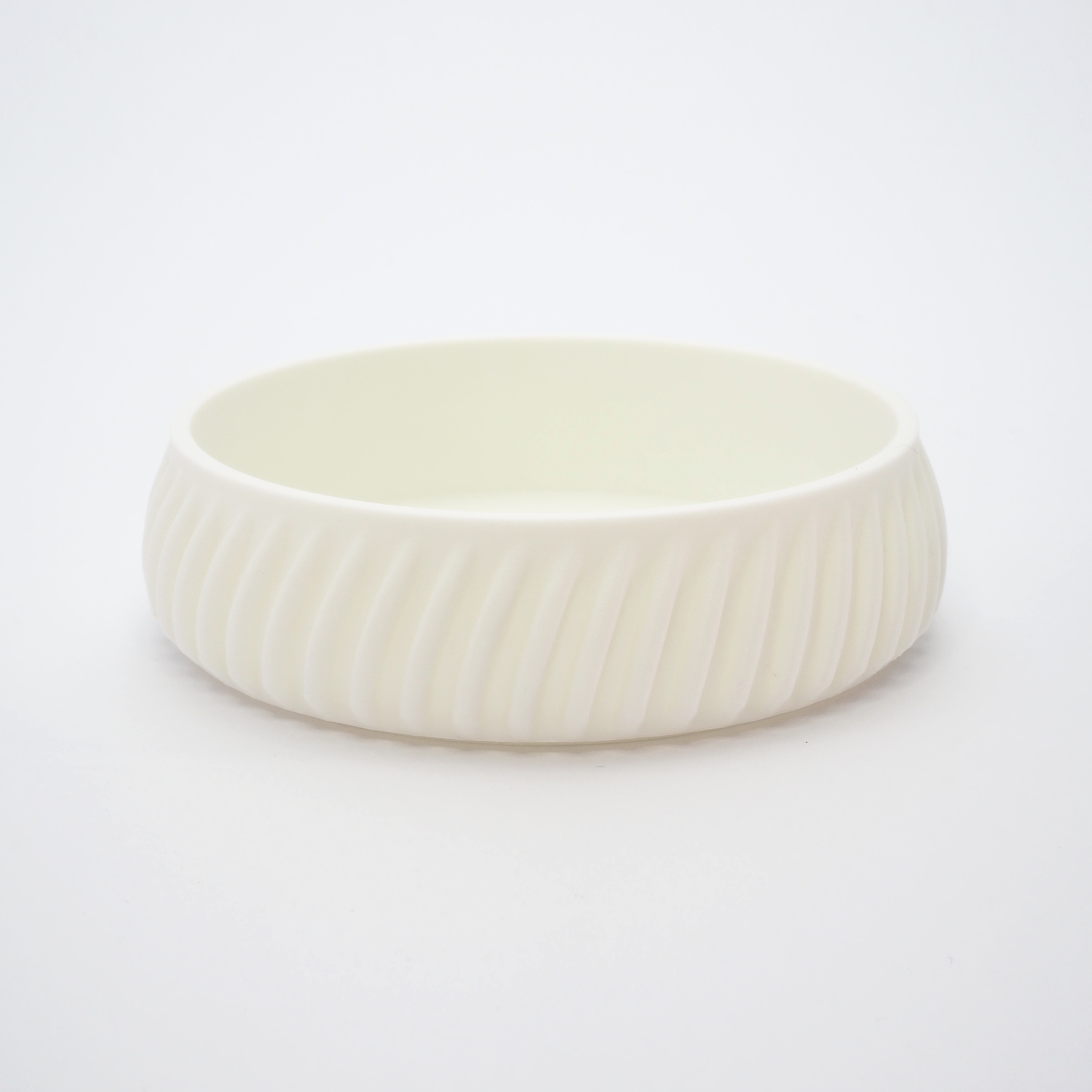 Flute smykkefad i Hvid 2,6 cm – mat overflade og enkel form