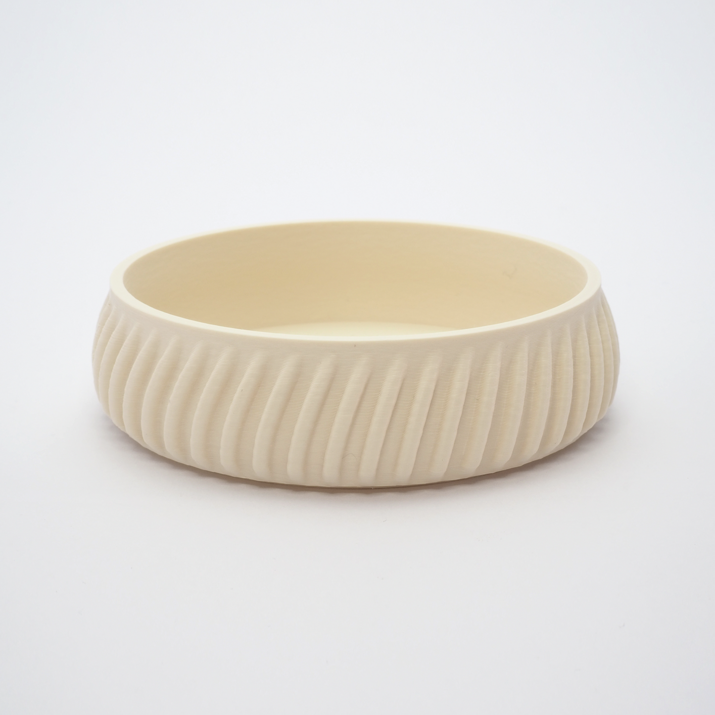 Flute smykkefad i Cream 2,6 cm – riflet overflade og mat finish i nordisk design