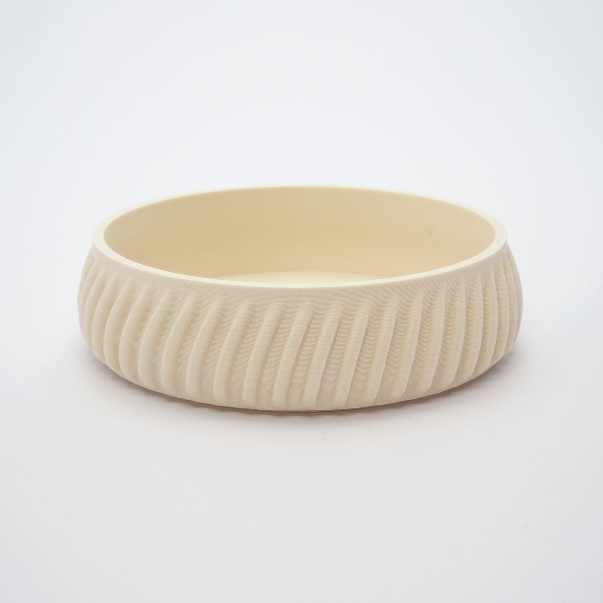 Flute smykkefad i Cream 2,6 cm – riflet overflade og mat finish i nordisk design