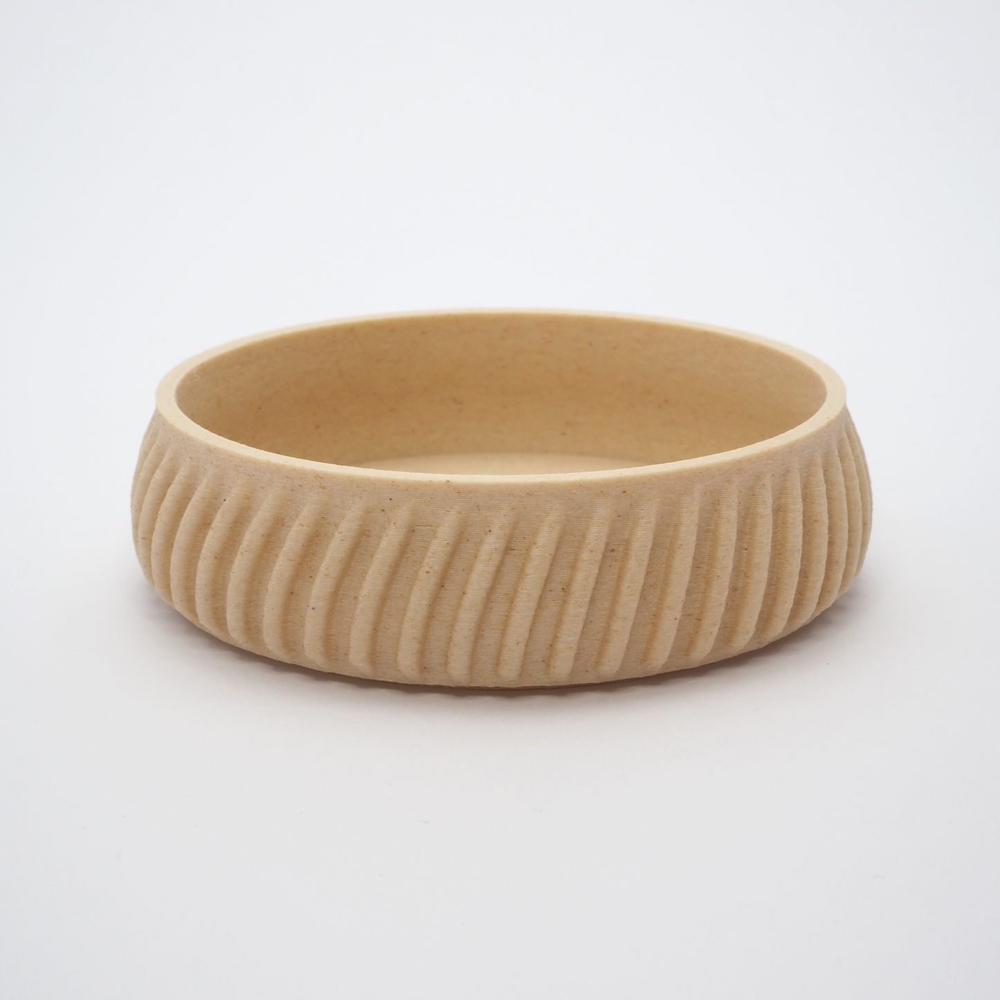 Flute smykkefad i Birk 2,6 cm – riflet form og naturlig træfarvet tone