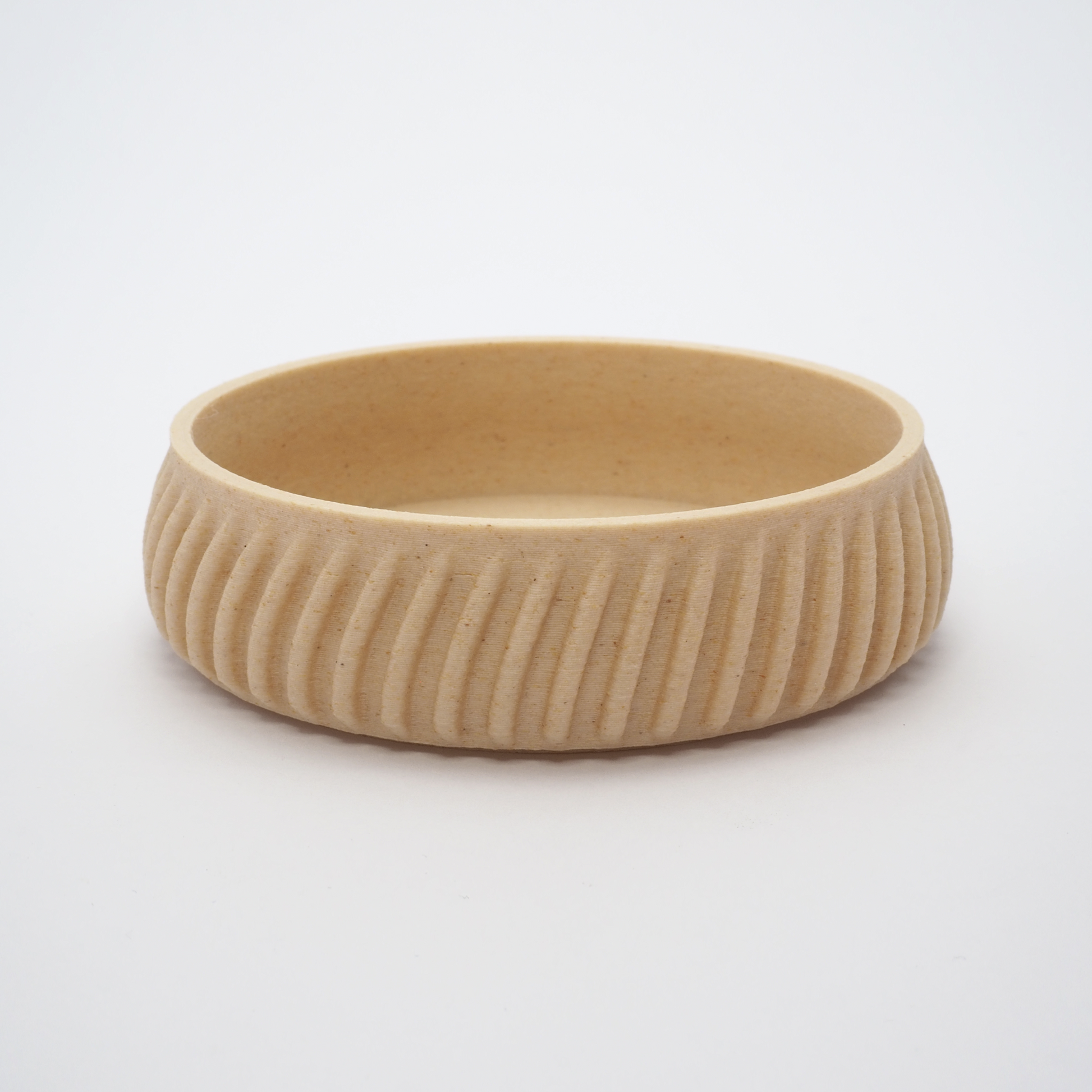 Flute smykkefad i Birk 2,6 cm – riflet form og naturlig træfarvet tone
