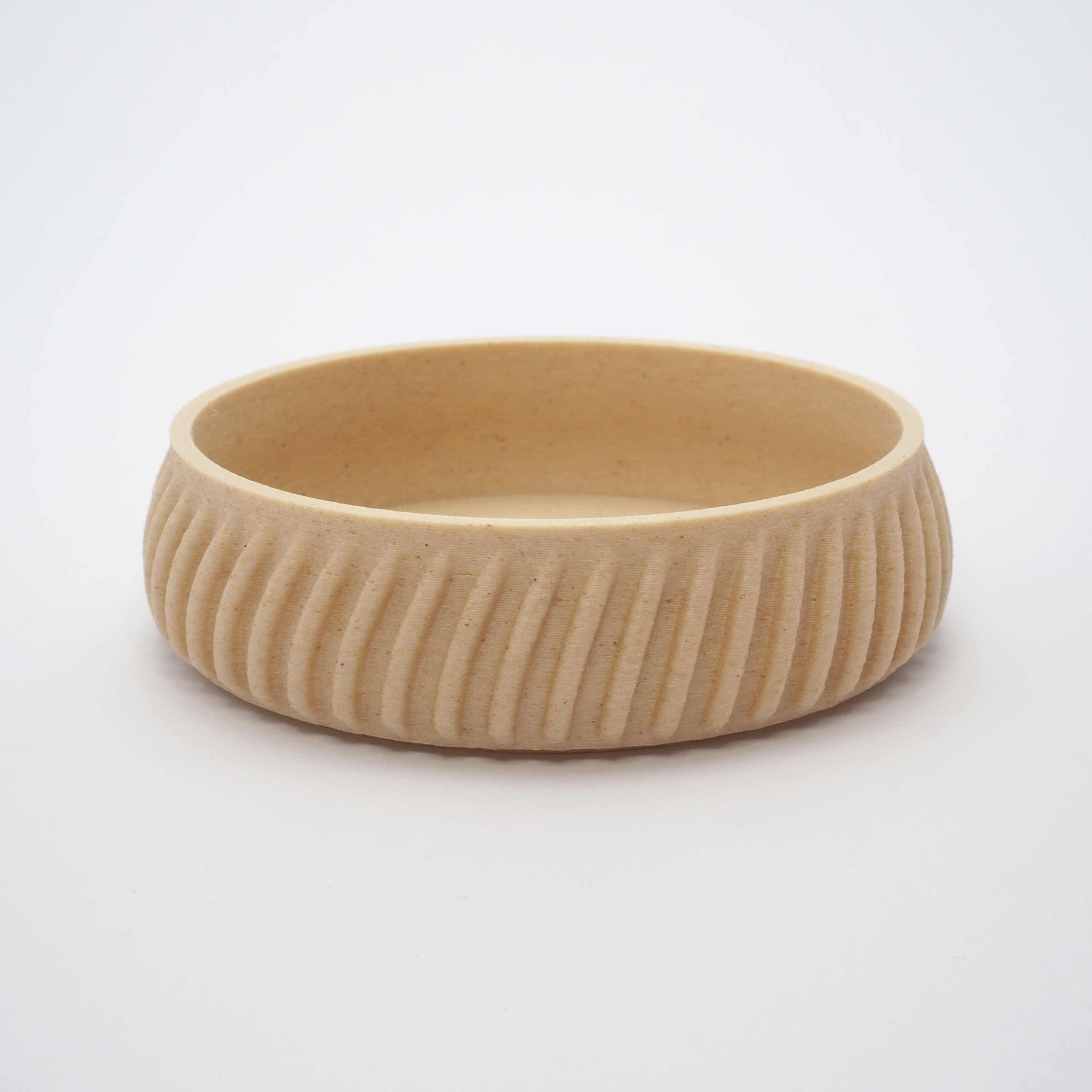 Flute smykkefad i Birk 2,6 cm – riflet form og naturlig træfarvet tone