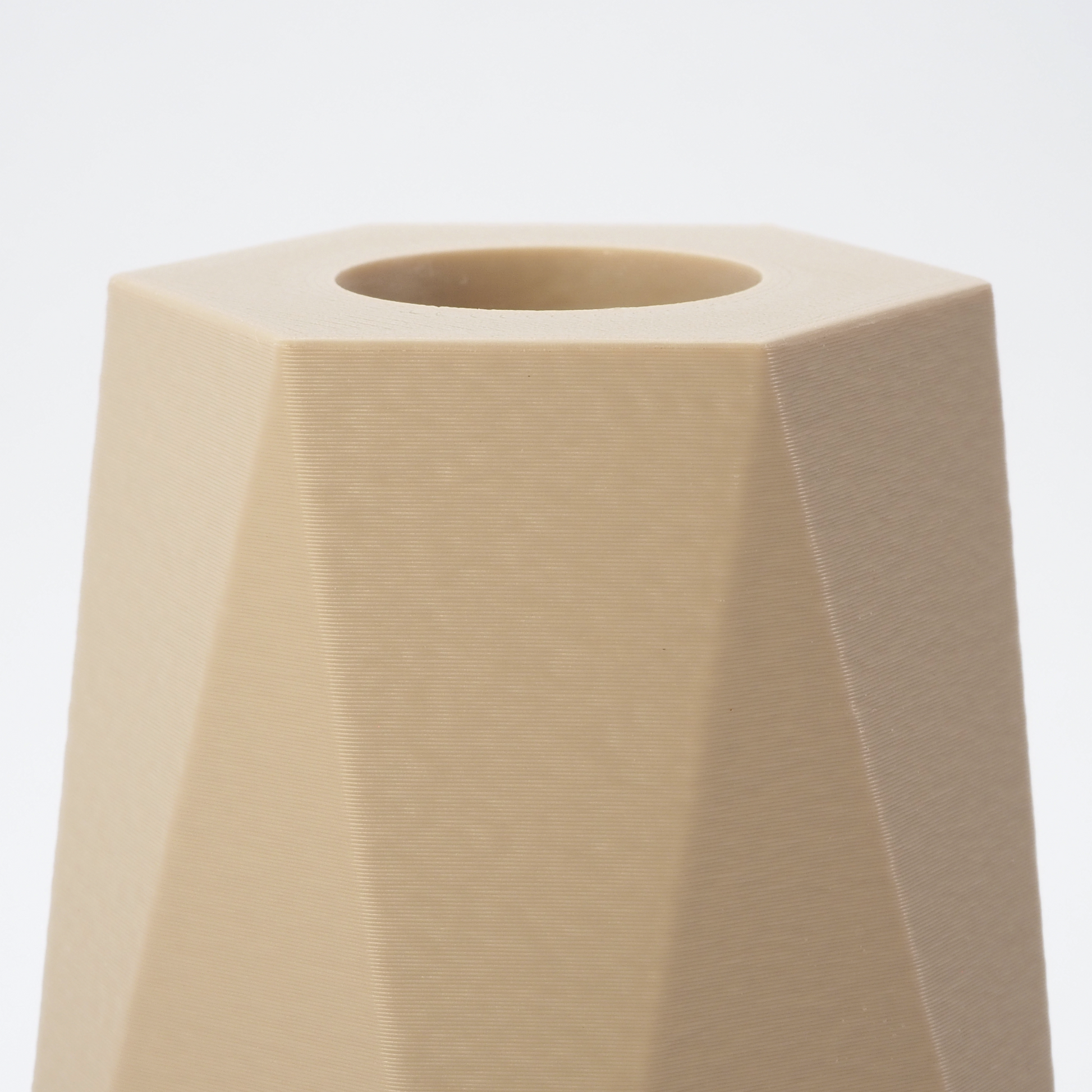 Detalje af facetter og kant på Beige GEOMETRIC lysestage