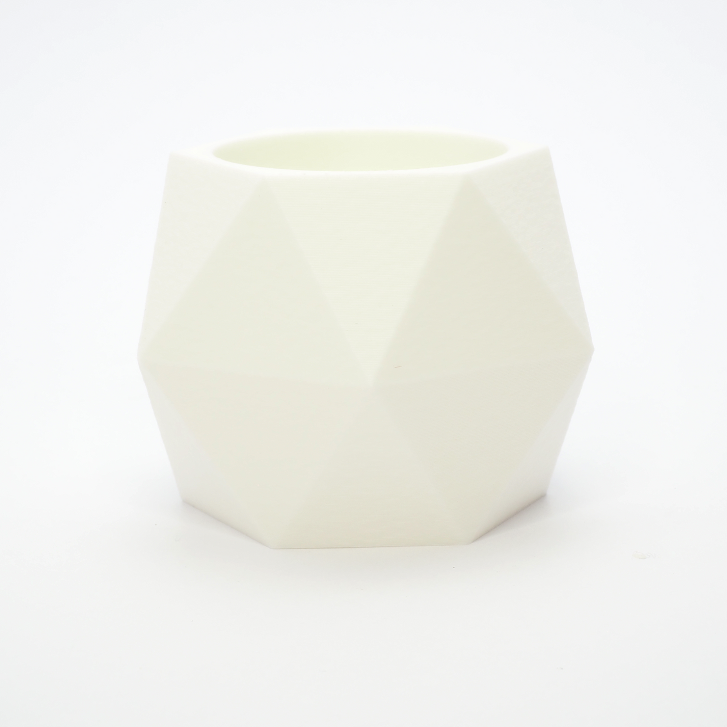 Hvid vendbar lysestage med åbning til LED fyrfadslys – mat finish og klare facetter